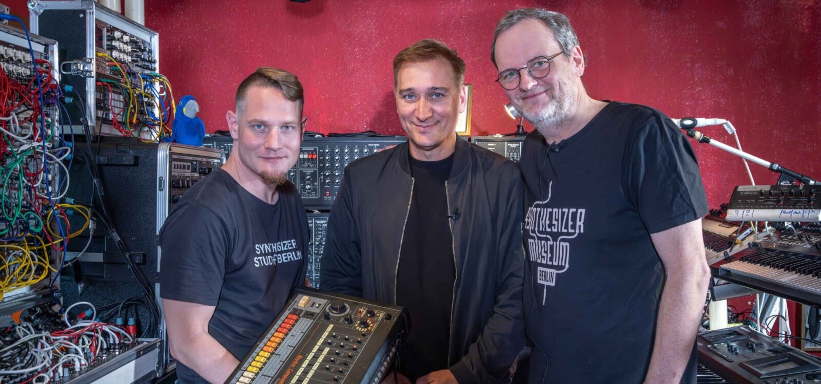 Paul van Dyk exhibe su Roland TR-808, con el que compuso ‘For An Angel’, en el Museo del Sintetizador de Berlín | Uculturemix