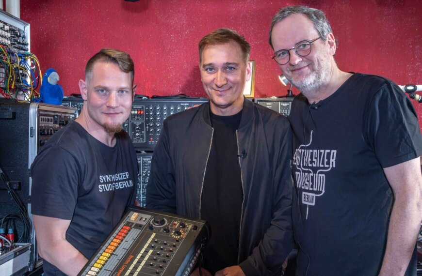 Paul van Dyk exhibe su Roland TR-808, con el que compuso ‘For An Angel’, en el Museo del Sintetizador de Berlín | Uculturemix